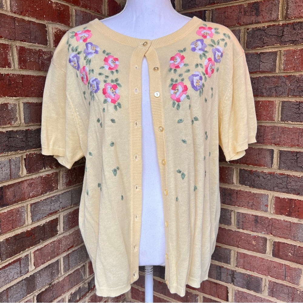 🐦‍🔥2 for $20🐦‍🔥 90’s Jaclyn Smith yellow embroidered short sleeve cardigan